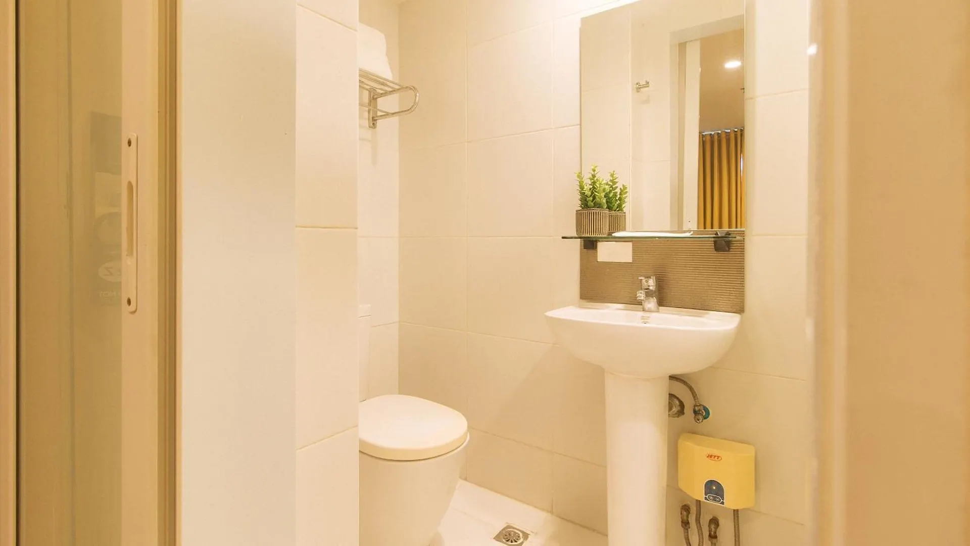 ** Hotel Reddoorz At Luxelite Suites Makati Manila Philippines