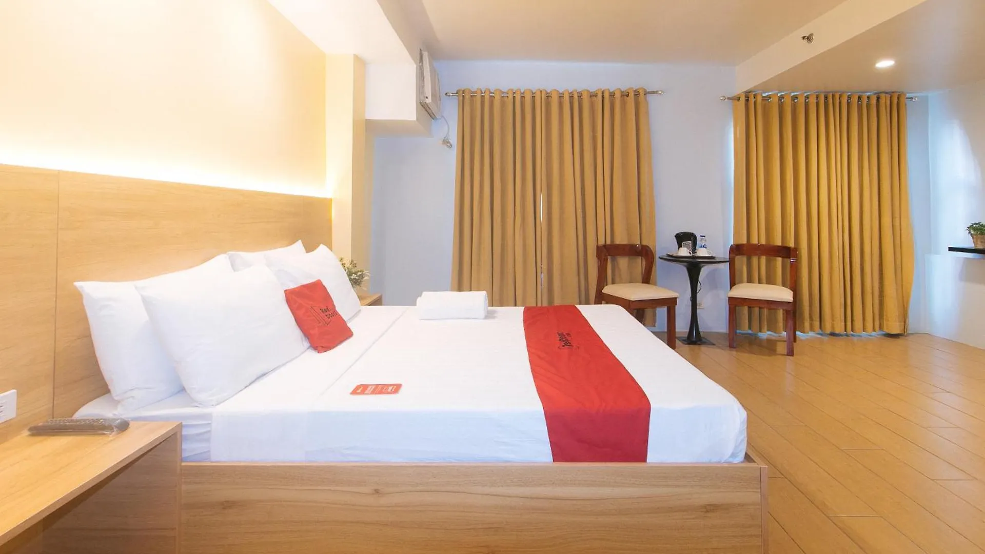 מנילה Reddoorz At Luxelite Suites Makati 2*,
