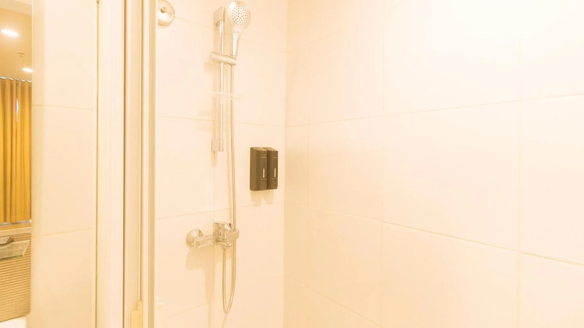 Reddoorz At Luxelite Suites Makati Manila 2*,  Philippines
