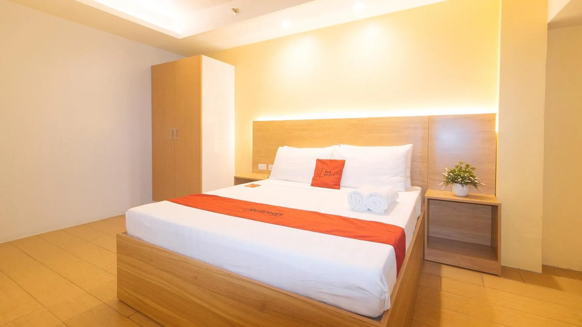 ** Hotel Reddoorz At Luxelite Suites Makati Manila Philippines